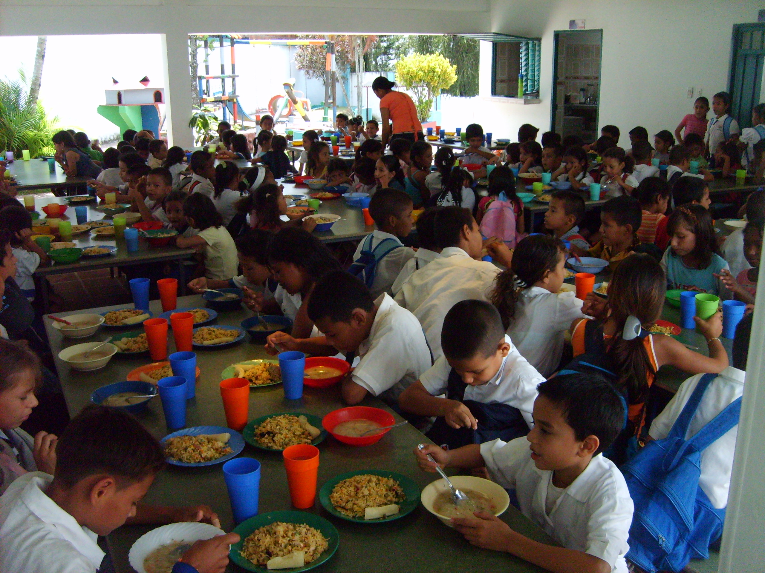 NIÑOS ALMORZANDO 2 NIÑOS ALMORZANDO 2